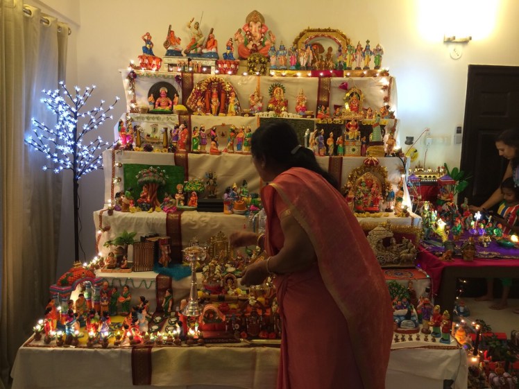 Figurine arrangement on piers