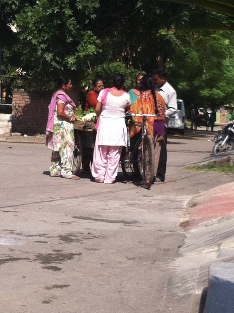 The vegetable vendor ganged up by ladies..
