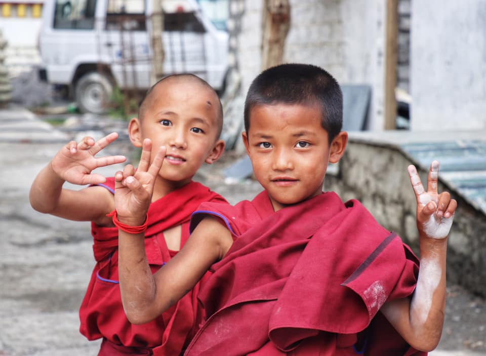Little monks who pose